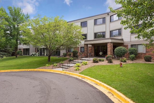 view of front of house featuring a front lawn