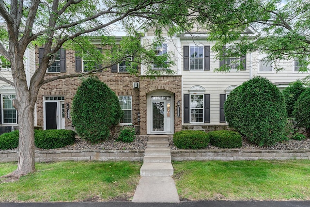 view of front of home featuring a front lawn