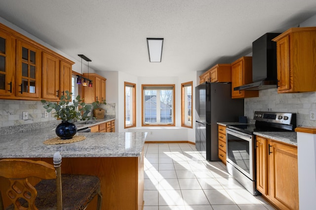 kitchen with decorative light fixtures, backsplash, electric range, kitchen peninsula, and wall chimney range hood