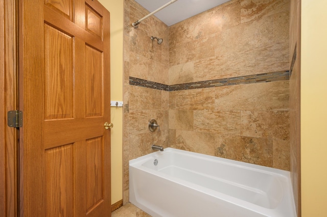 bathroom featuring tiled shower / bath combo