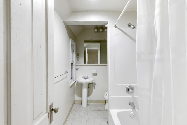 full bathroom featuring toilet, shower / bathtub combination with curtain, sink, and vaulted ceiling