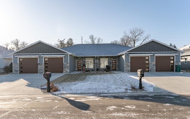 view of front facade featuring a garage