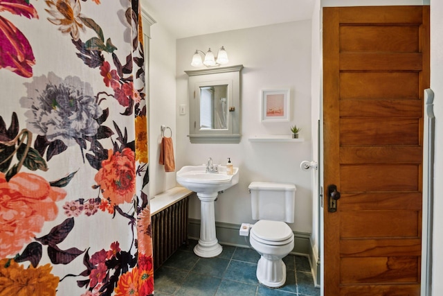 bathroom featuring tile patterned flooring, a shower with curtain, and toilet