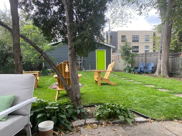 view of yard featuring an outbuilding