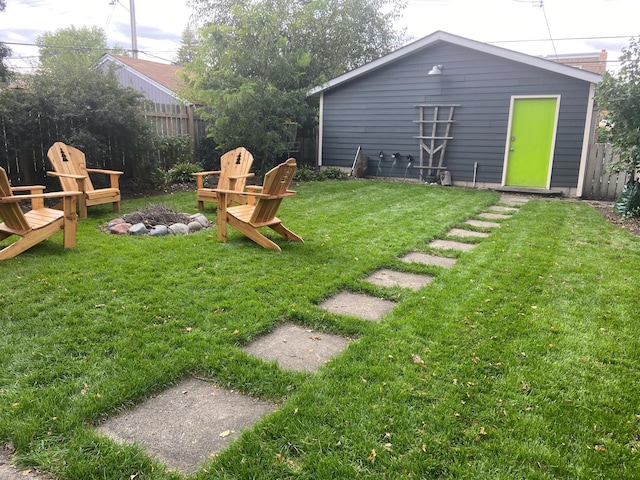 view of yard featuring an outdoor structure