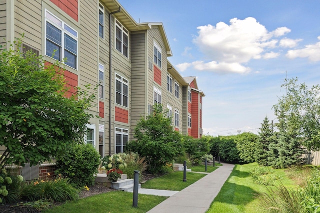 view of home's community featuring a yard