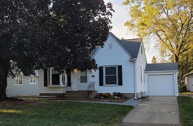 view of front of home featuring a front yard and a garage