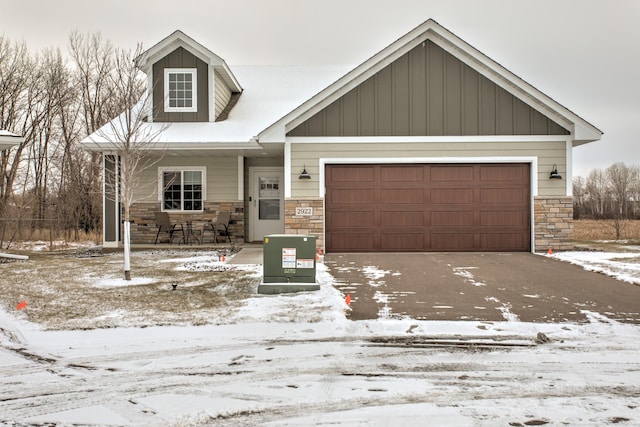 view of front facade featuring a garage