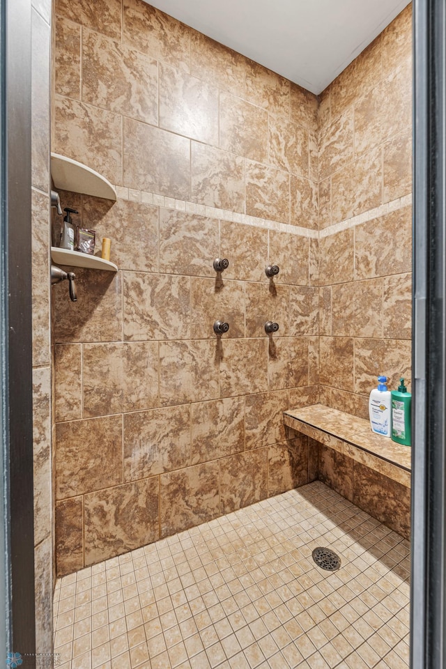 bathroom featuring tiled shower