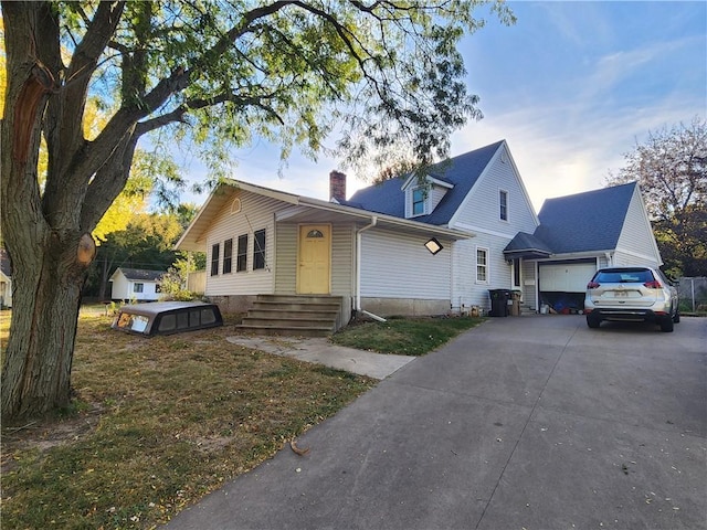 view of front of property featuring a front yard and a garage