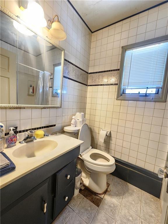 full bath featuring toilet, a shower with shower curtain, tile patterned flooring, and tile walls