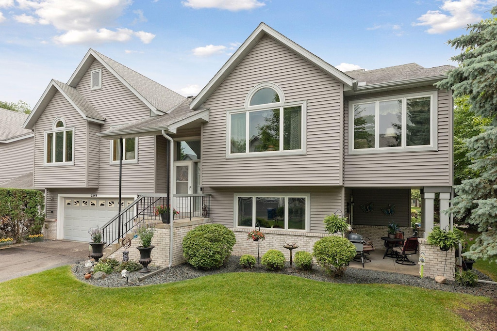 view of front of property featuring a front yard and a garage