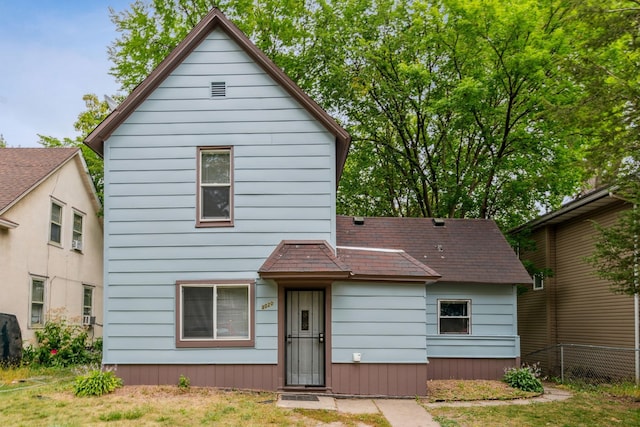 view of front of home featuring a front yard