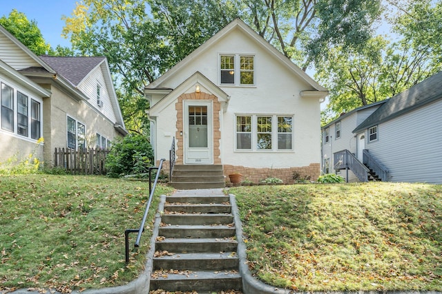 view of front facade featuring a front yard