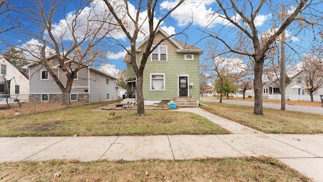 view of front of home featuring a front yard