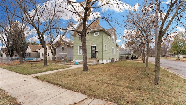 view of front of home featuring a front lawn