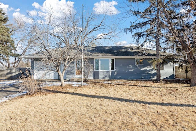 ranch-style house featuring a front yard