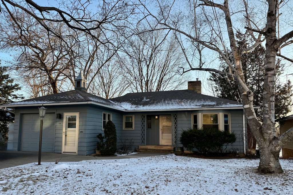 view of front facade with a garage