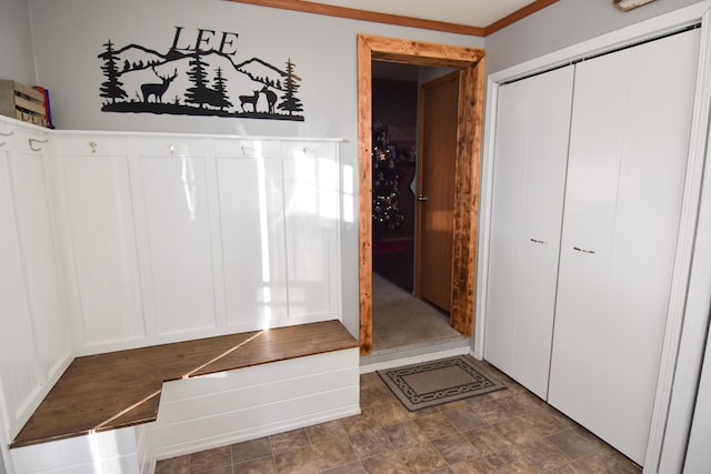 bathroom featuring ornamental molding