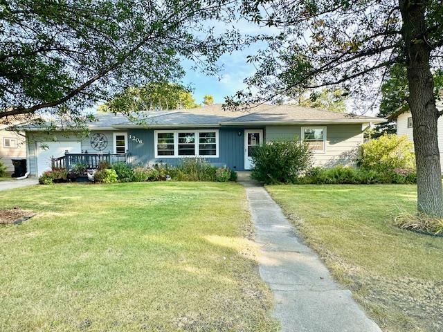 ranch-style house with a front lawn