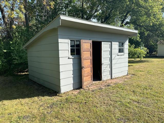 view of outdoor structure with a yard