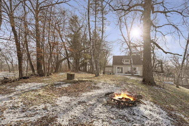 view of yard featuring a fire pit