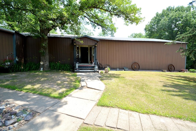 view of front of home with a front lawn