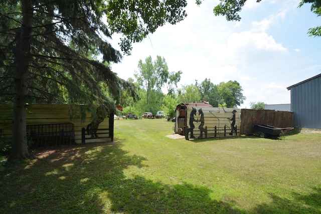 view of yard featuring an outbuilding