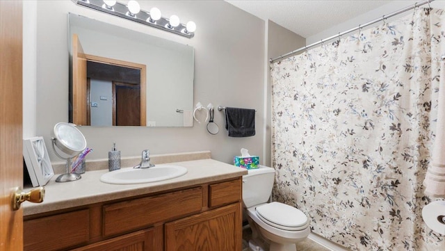 full bathroom with toilet, a textured ceiling, a shower with shower curtain, and vanity