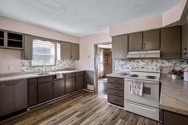 kitchen with electric range, visible vents, under cabinet range hood, a sink, and dishwasher