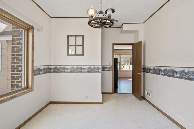 unfurnished room with visible vents, light carpet, a notable chandelier, crown molding, and baseboards