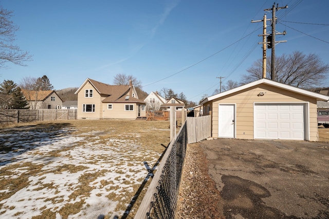 view of yard with an outbuilding, a fenced backyard, and driveway