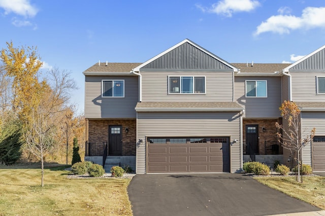 view of front of home featuring a front lawn and a garage