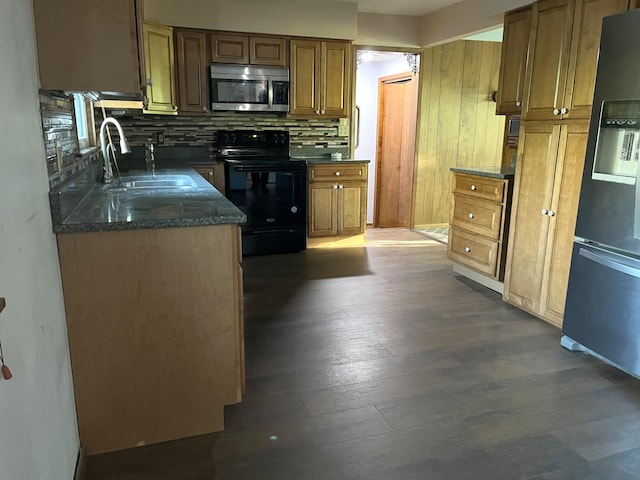 kitchen with refrigerator with ice dispenser, black / electric stove, dark hardwood / wood-style flooring, sink, and backsplash