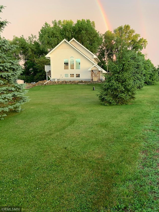 view of yard at dusk