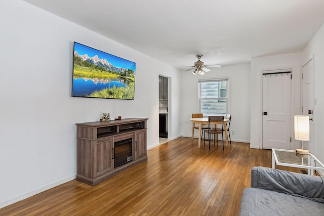 living room featuring hardwood / wood-style flooring and ceiling fan