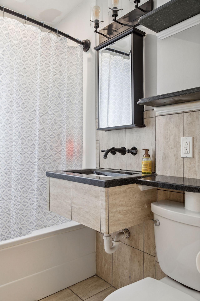 bathroom featuring sink, a shower with curtain, toilet, tile patterned floors, and backsplash