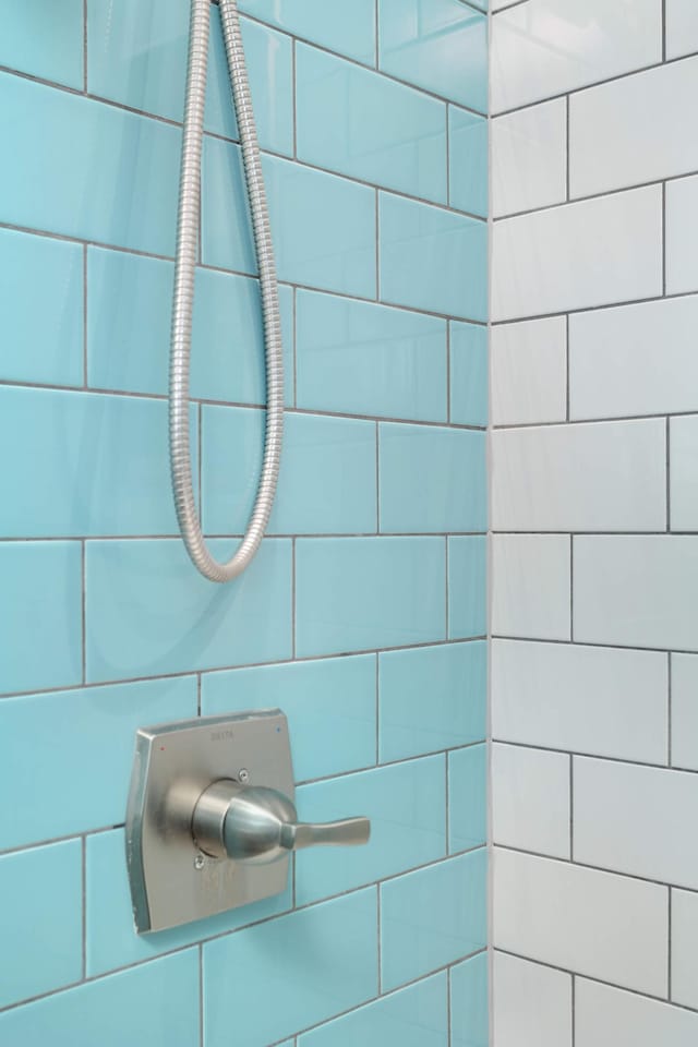 room details featuring a tile shower