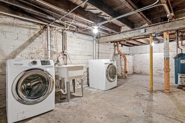 basement featuring washing machine and clothes dryer