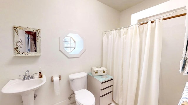 12326 Falk Trl, Northfield, MN 55057 - full bathroom with a sink, toilet, baseboards, and curtained shower
