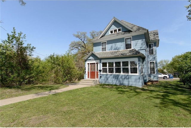 view of front facade with a front lawn