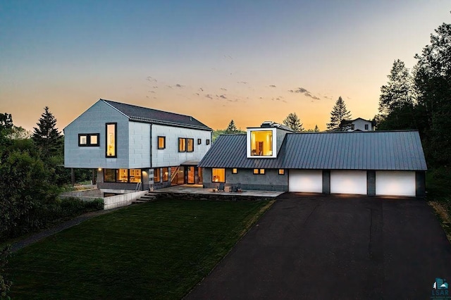 view of front facade featuring a garage and a yard