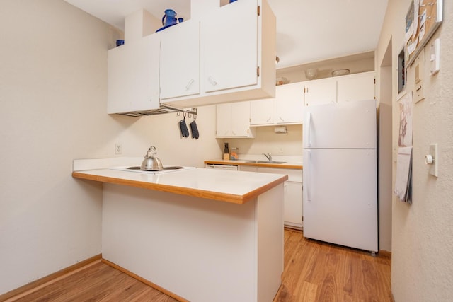 5440 Three Points Blvd Unit 525, Mound, MN 55364 - kitchen featuring freestanding refrigerator, light wood-type flooring, white cabinetry, light countertops, and a peninsula