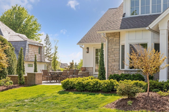 view of yard with a patio area