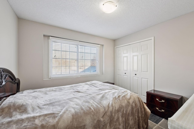 bedroom featuring a closet and a textured ceiling