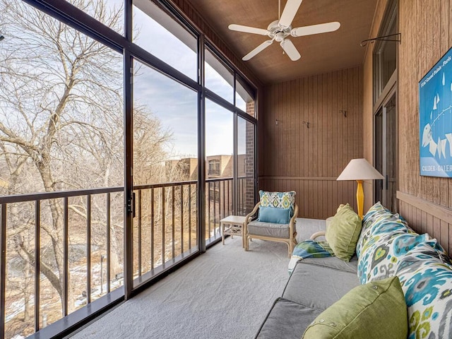 sunroom with ceiling fan