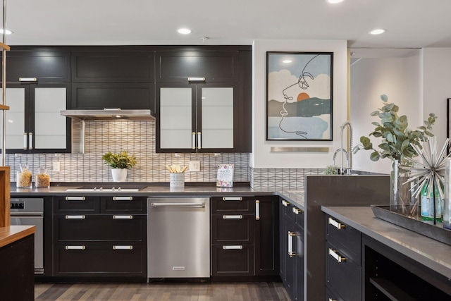 kitchen featuring sink, dark wood-type flooring, gas stovetop, and tasteful backsplash