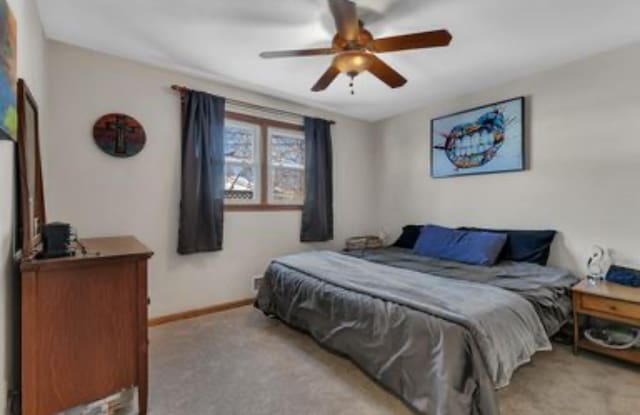 carpeted bedroom with ceiling fan