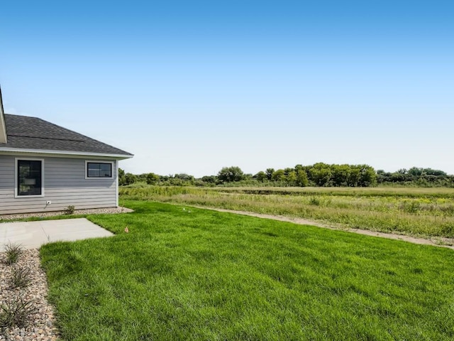 view of yard featuring a rural view