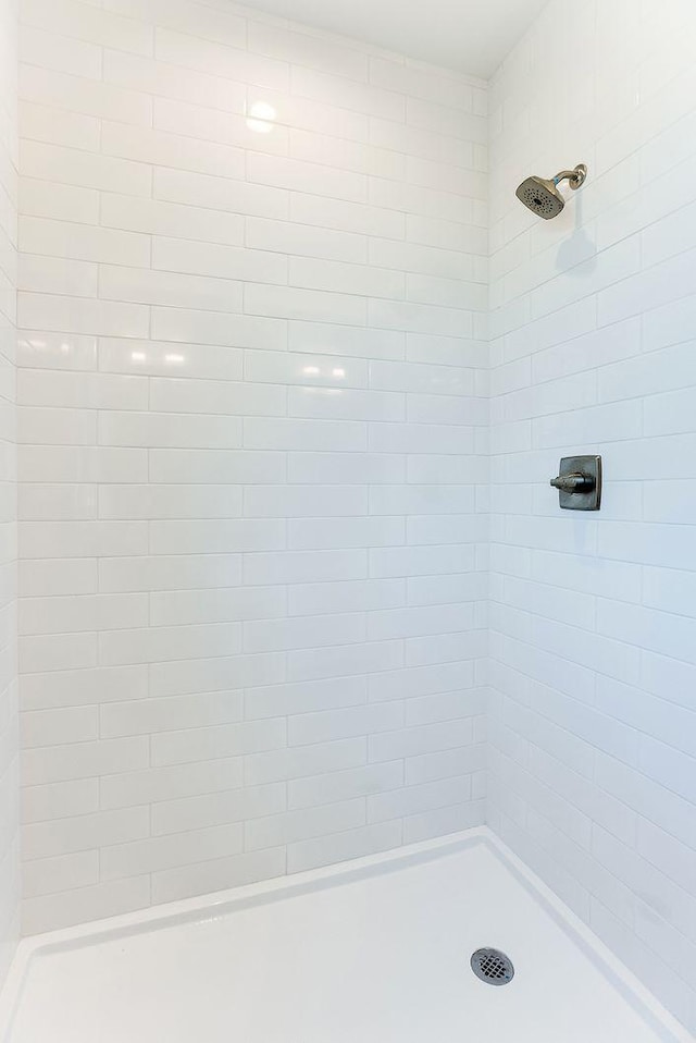 bathroom featuring a tile shower